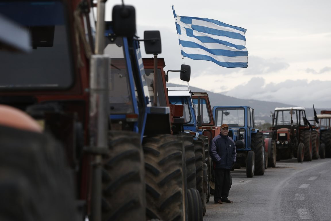 Οι αγρότες κατεβάζουν τα τρακτέρ στην Αθήνα – Πανικός στην κυβέρνηση – Φοβούνται γενικευμένες κοινωνικές αντιδράσεις στα νέα μέτρα που έρχονται